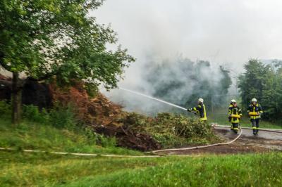 Oberstenfeld-Gronau: Grossbrand auf dem Haeckselplatz - Drei Feuerwehren kaempfen gegen das Feuer